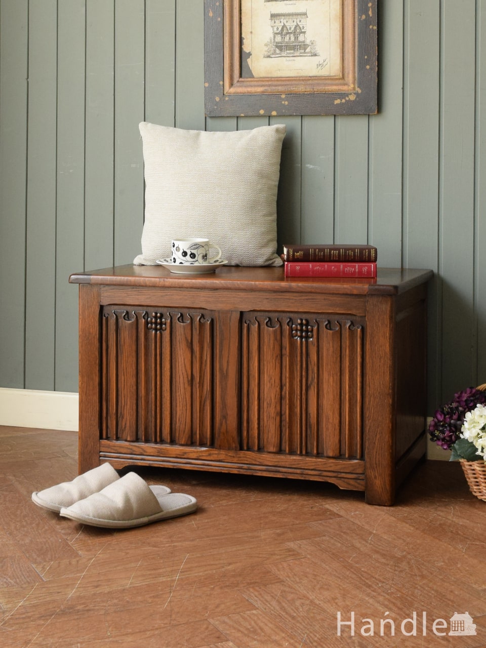 イギリスから届いたアンティークのボックス収納家具、リネンフォールド