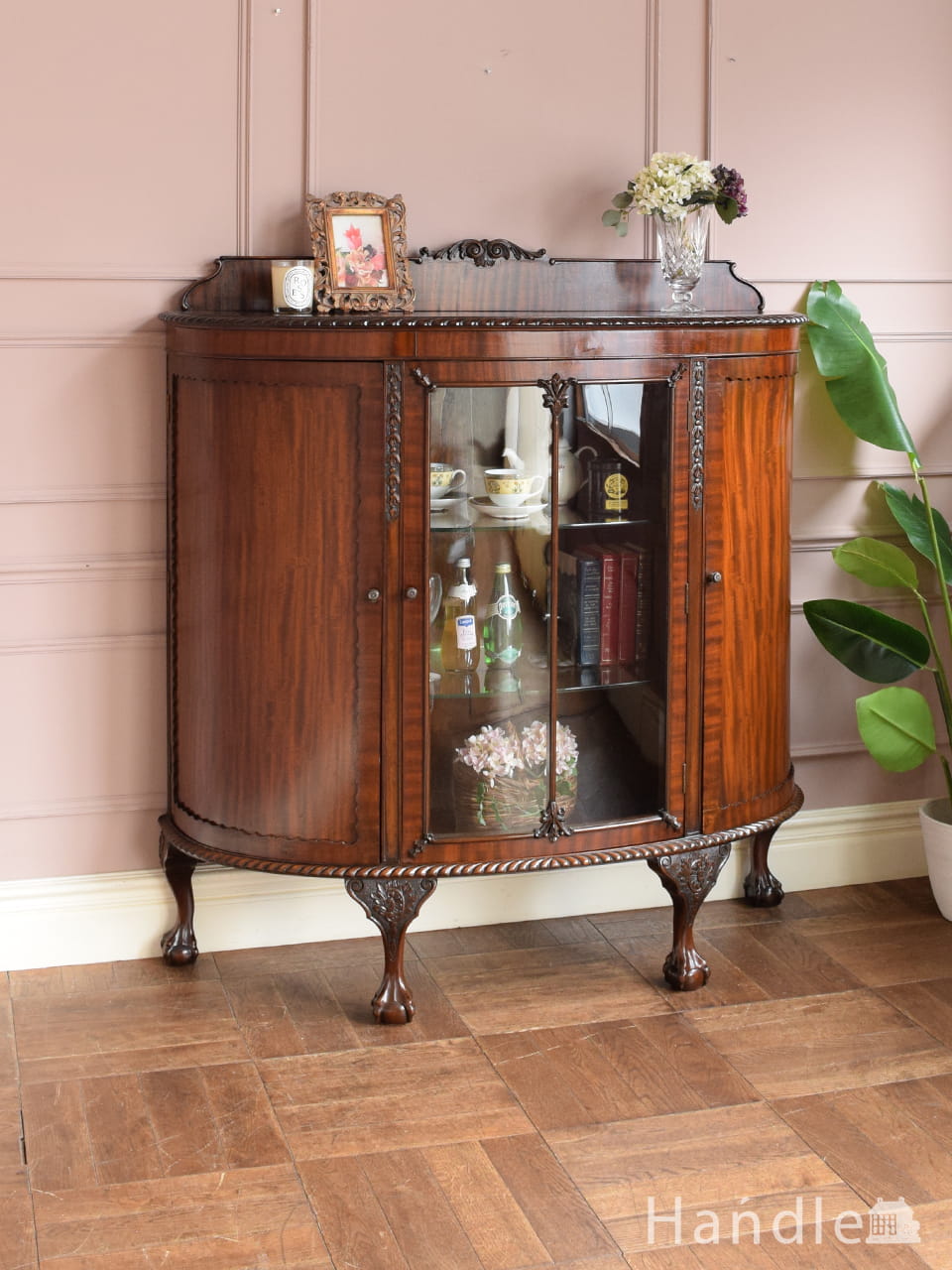 ガラスの曲線が美しい優雅なアンティークキャビネット（凸ガラス）(k