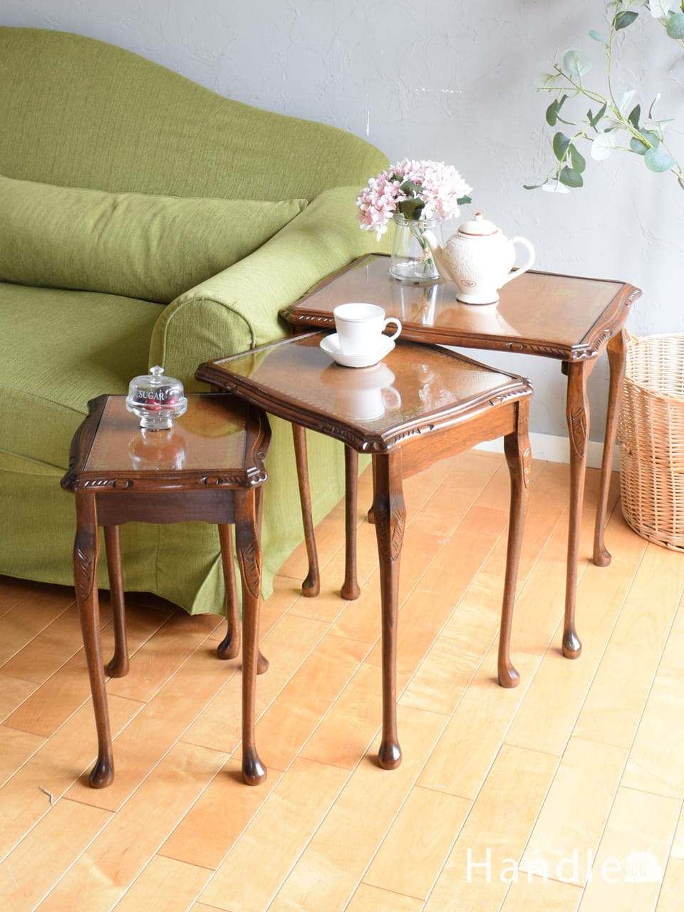 南フランスから届いたエレガントなコーヒーテーブル、優雅な猫脚と彫が