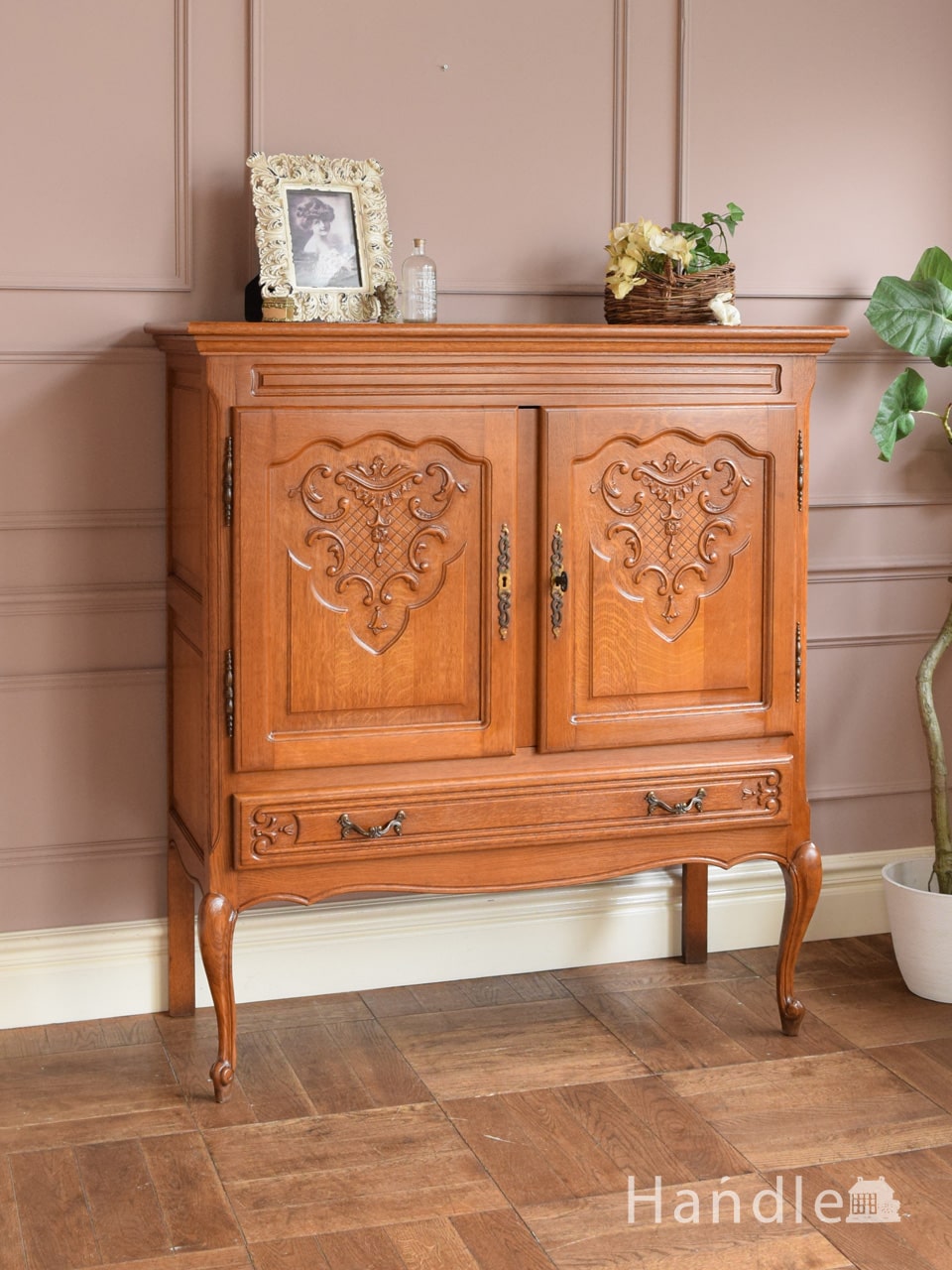 フランス生まれのアンティーク家具、扉の彫が美しいフレンチ