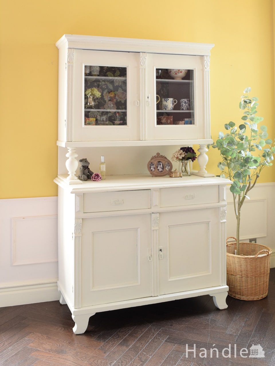 フランスから届いた白いアンティーク家具、ホワイトペイントのカップ