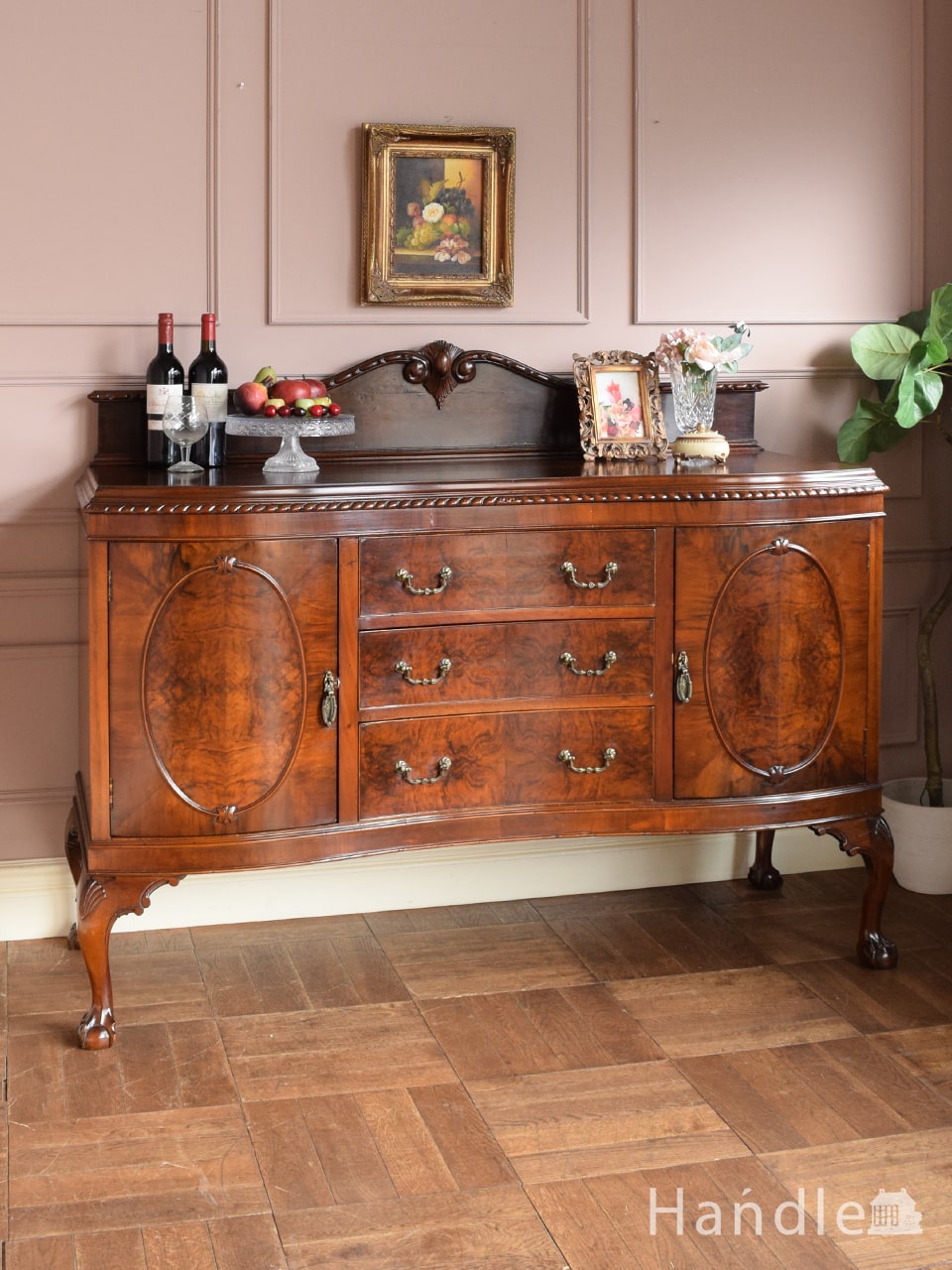 英国のアンティーク家具、杢目が美しい猫脚のサイドボードキャビネット