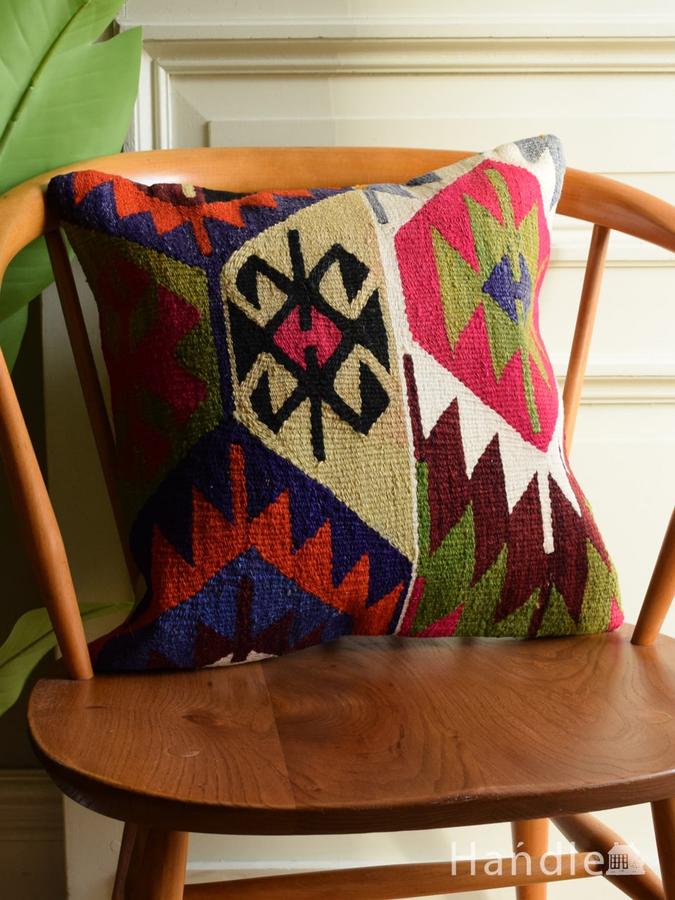 おしゃれな配色のクッションカバー、カラフルなwolf's mouthモチーフの