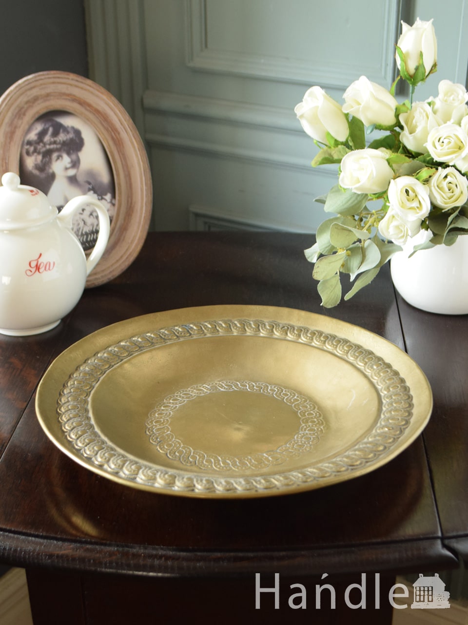 高級感あるアンティーク風雑貨、おしゃれな丸型の真鍮製トレー(n18-454