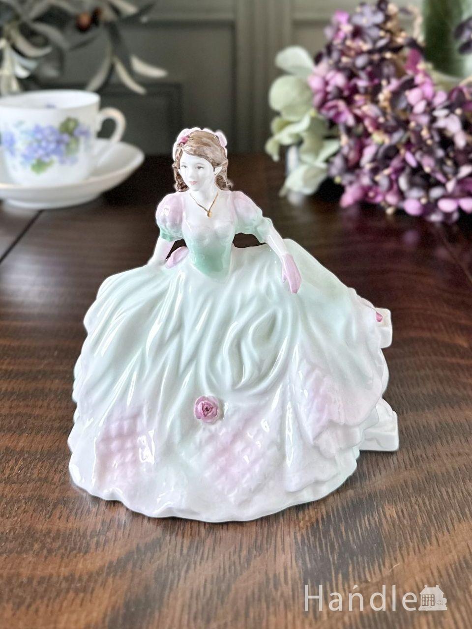 コールポート（Coalport）の可愛いフィギュリン、Debutanteシリーズの