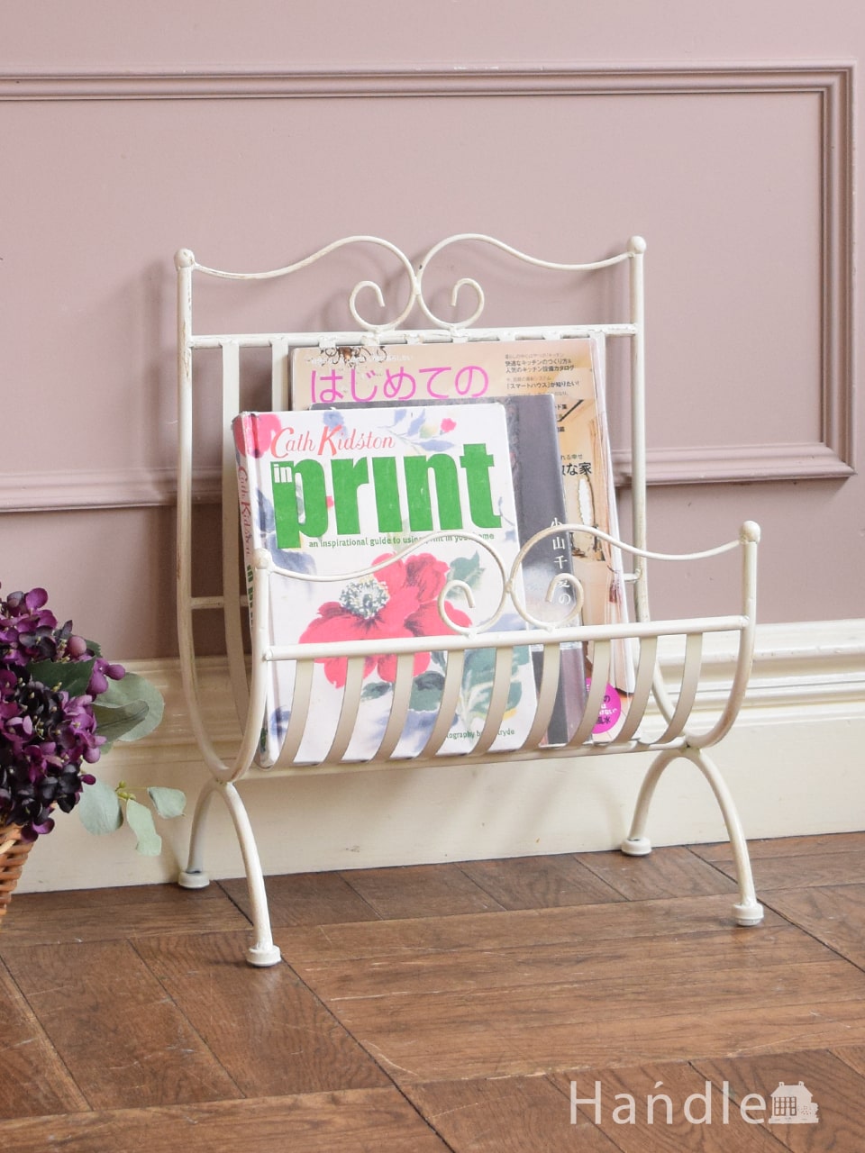 フランスアンティーク風のマガジンラック、シャビーシックな白い雑誌