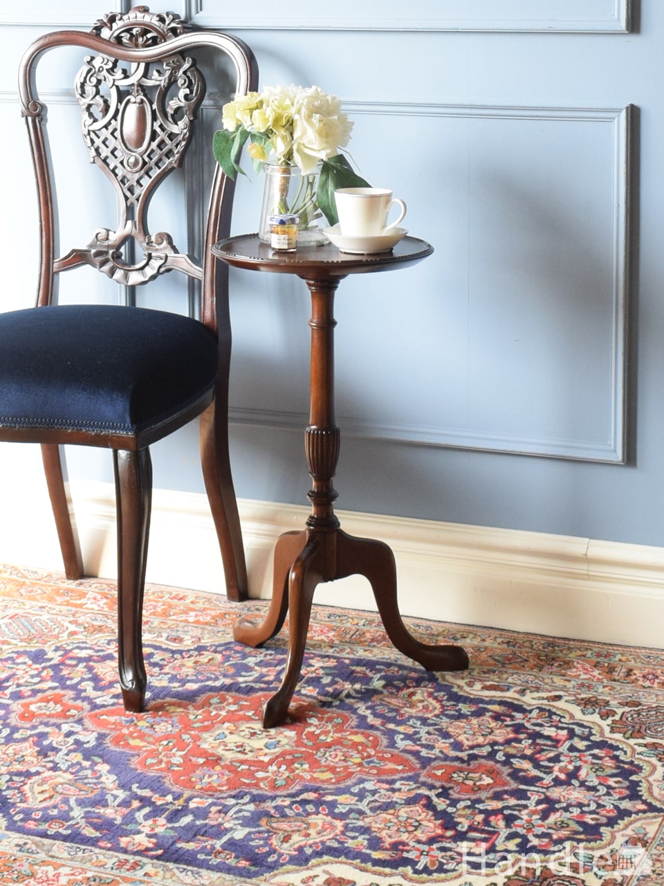 フランスから届いた猫足のテーブル、スクエア型のアンティークサイド