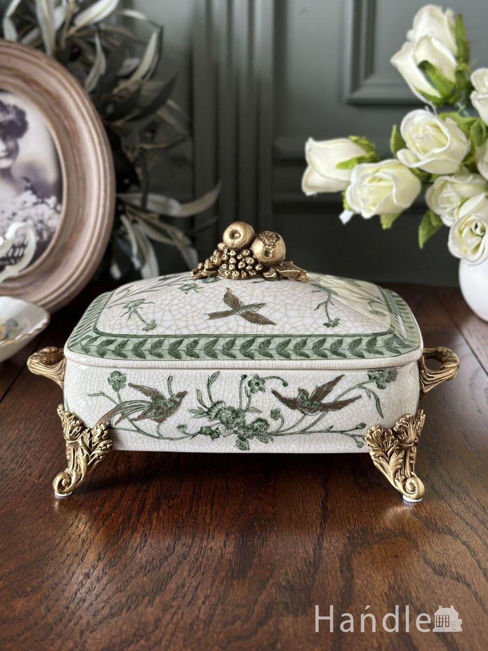 シノワズリーの雰囲気が漂う磁器ボックス、アンティーク風のおしゃれな