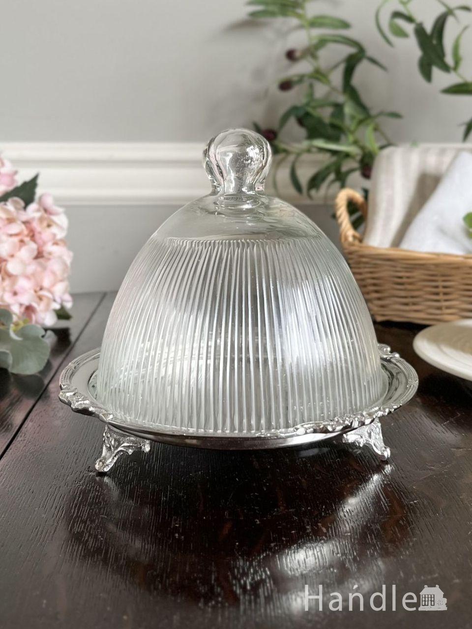 丸いガラスドームが可愛いアンティーク調の食器、シルバー色のトレイの