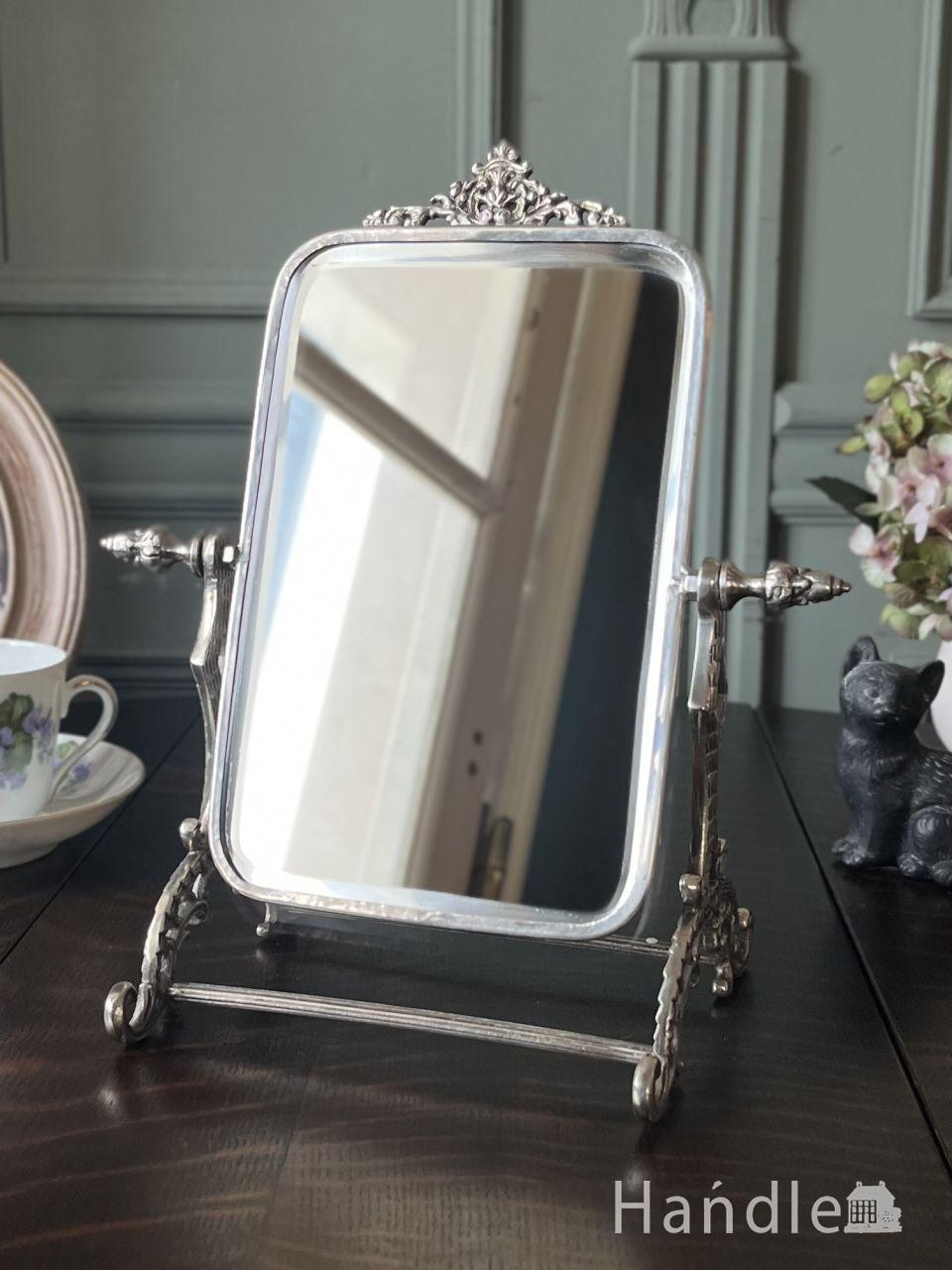 デコラティブな装飾が華やかな、フレンチアンティーク調の白いスタンド