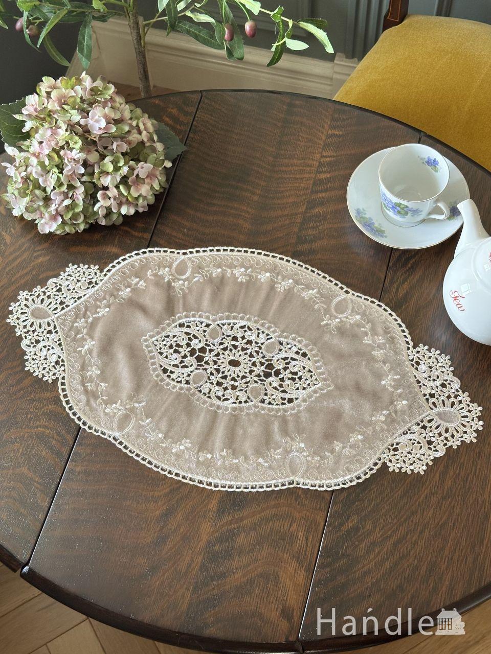 フランス風のおしゃれなテーブルクロス、華やかな刺繍の入った豪華な