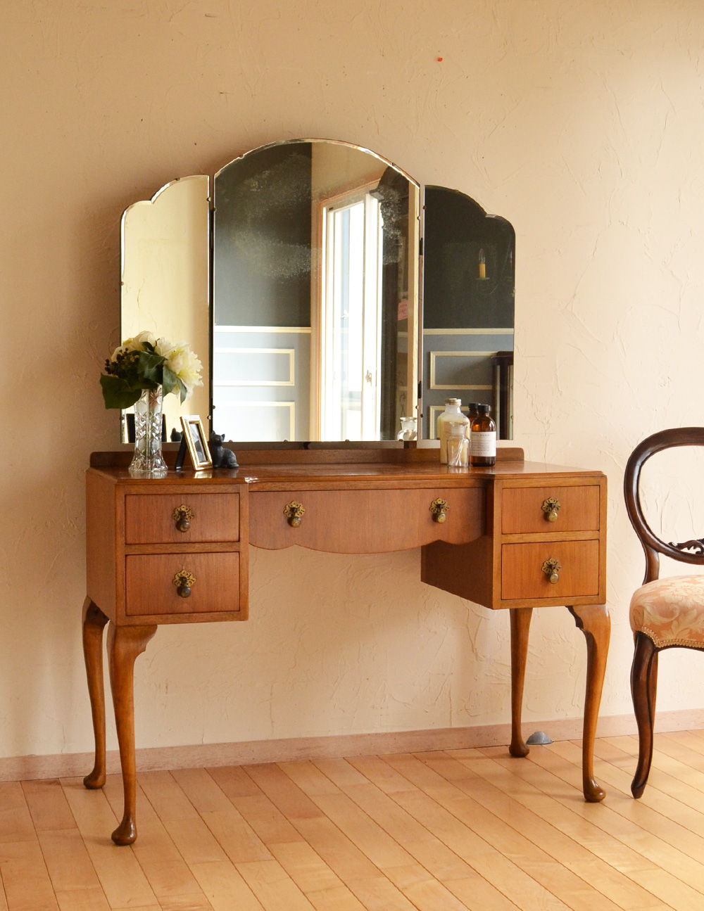美しい木目のアンティーク家具、イギリスのドレッサー（三面鏡）(k
