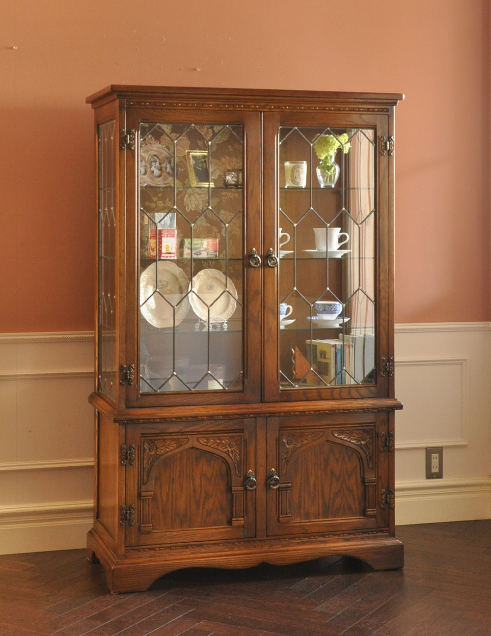 アンティークの英国家具、照明付きのガラスキャビネット（ショーケース