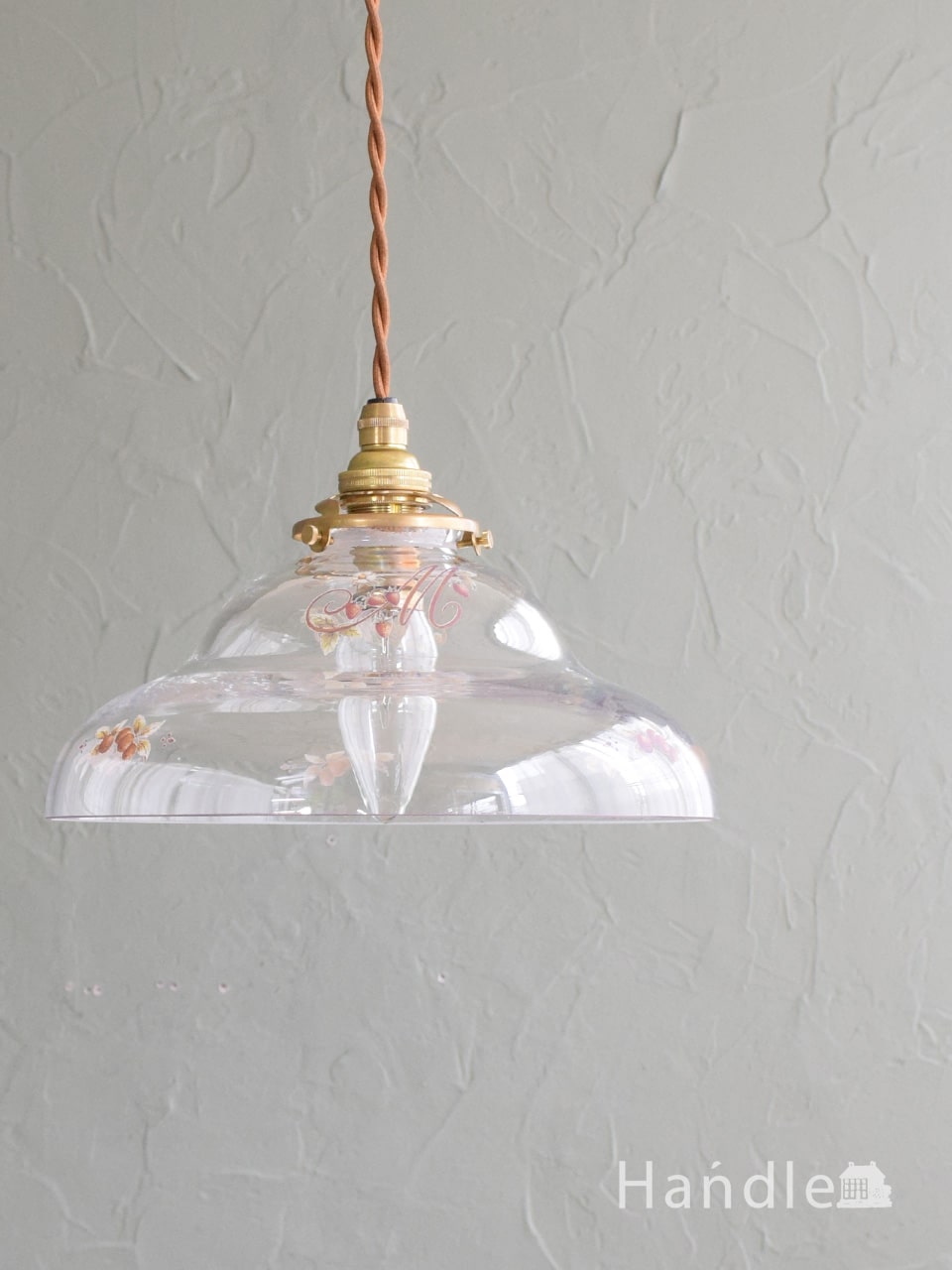 モノグラムにイチゴの模様が描かれた、ベル型のガラスシェードの