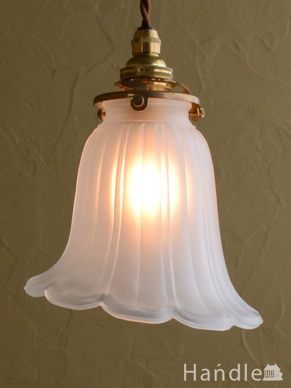 ナナメにカットされたラインが美しいガラスシェードのペンダントライト