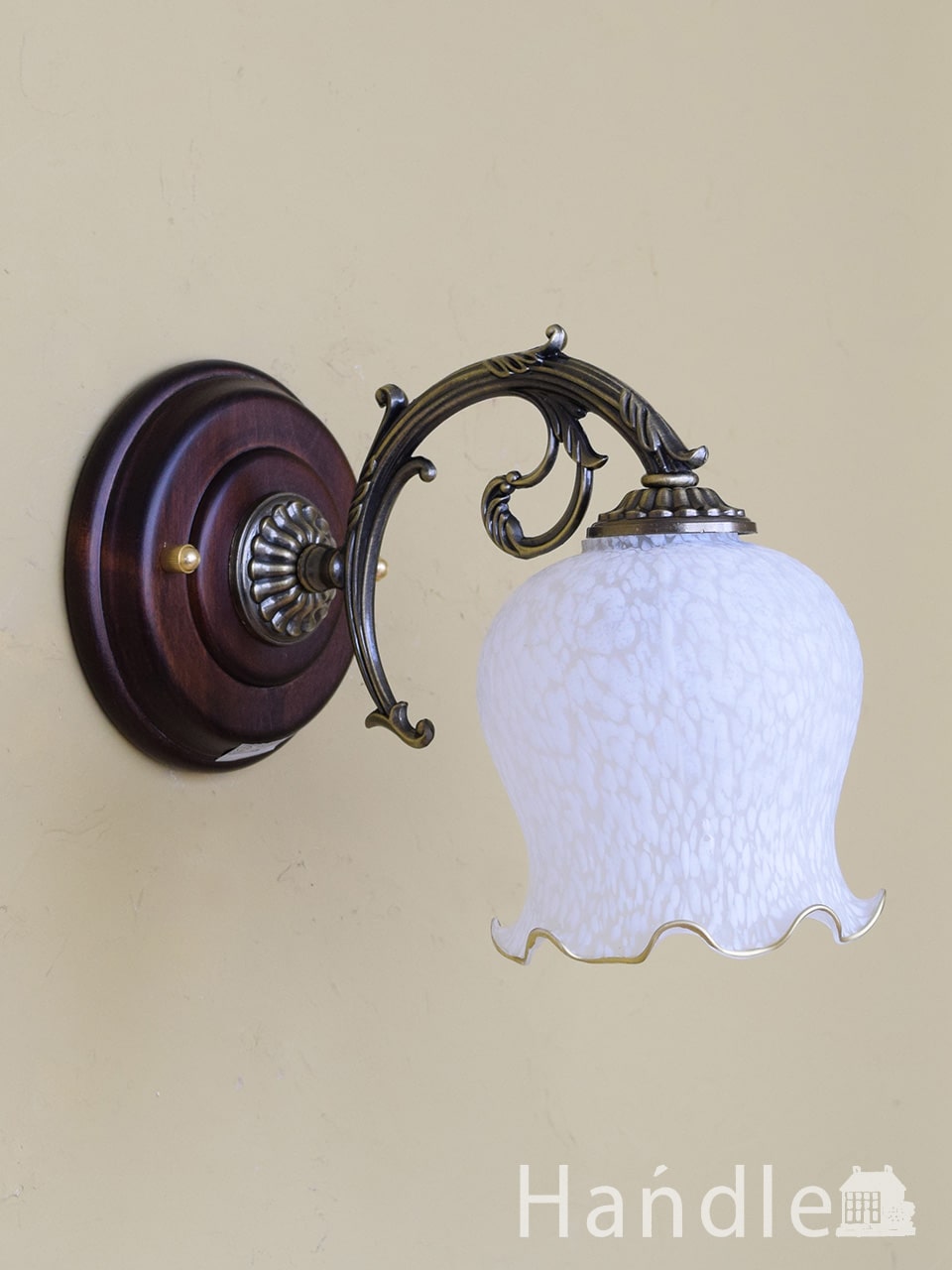 すずらんの形のシェードが可愛い、英国調アンティーク風のウォール照明