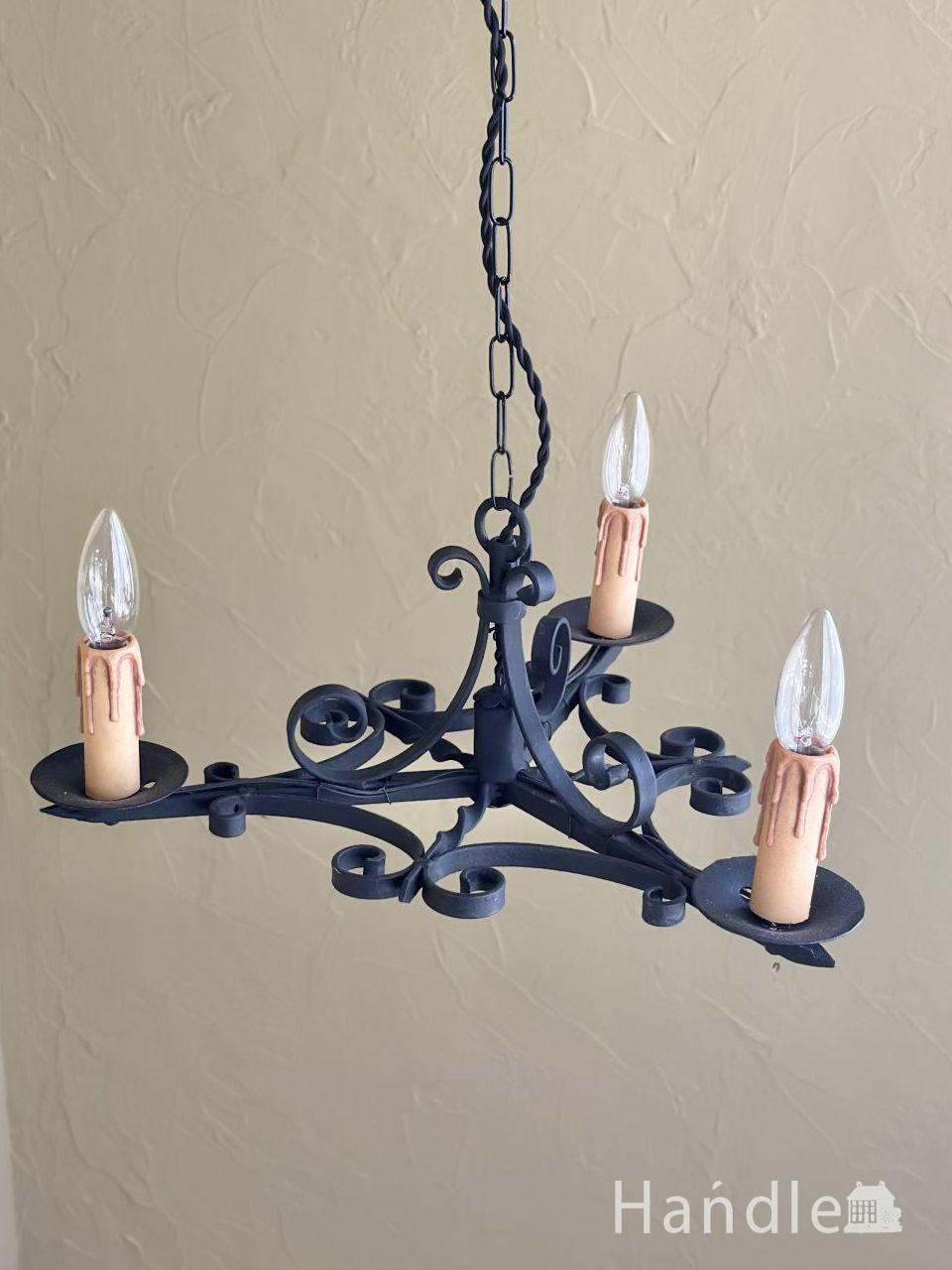 英国アンティークの3灯シャンデリア、ガラスが輝く真鍮製の照明(E17