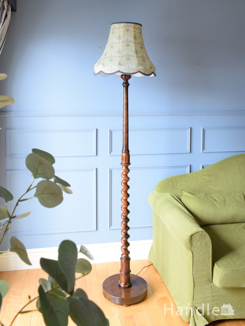 英国アンティークのおしゃれなフロアランプ、木製のフロアスタンド