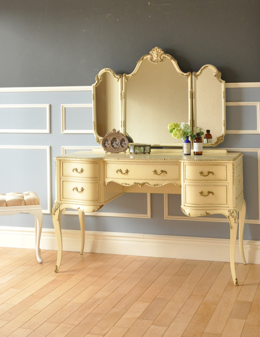 三面鏡付きのアンティーク家具、フランスで見つけたホワイトペイントの