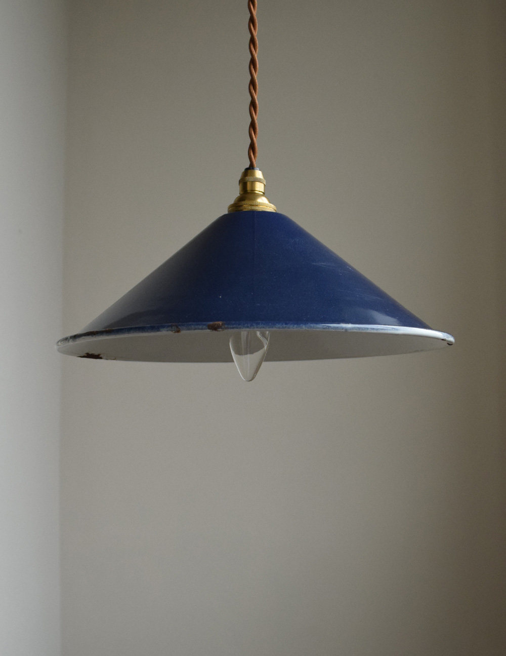 北欧テイストのヴィンテージ照明、ホーロー製のペンダントライト