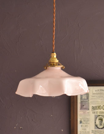 フランスのアンティーク照明、ピンクのミルクガラスのペンダントライト