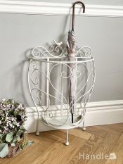 フランスアンティーク風のマガジンラック、シャビーシックな白い雑誌