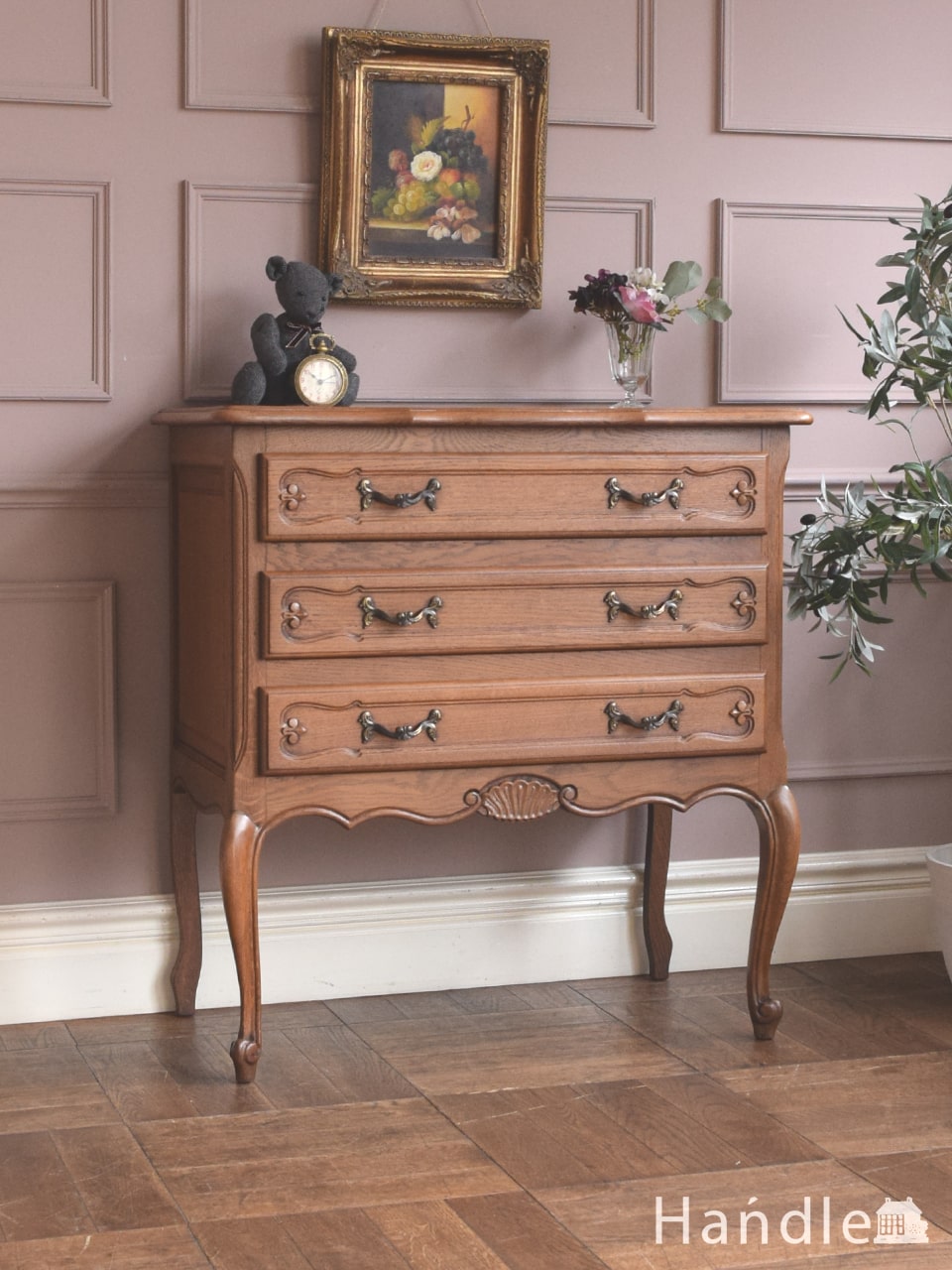 フランスらしい美しいアンティーク家具、彫刻が美しいチェスト（タンス