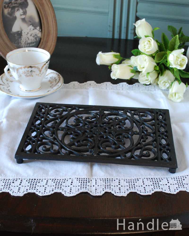 食卓に置いておしゃれに使えるアイアンのレクタングルトリベット(鍋