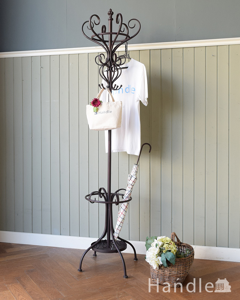 傘立ても付いてとっても便利に使えるアンティーク風のアイアンコート