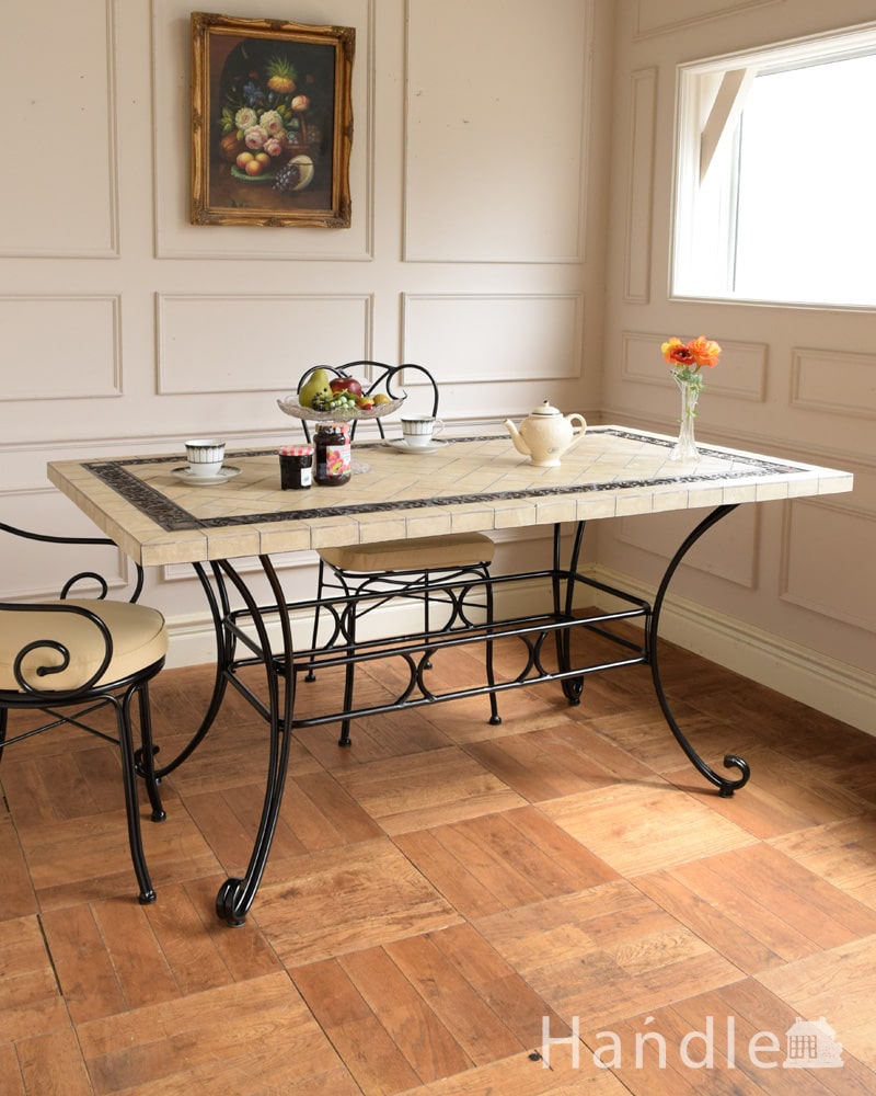 アンティーク調のガーデンテーブル、アイアン脚の曲線が可愛い