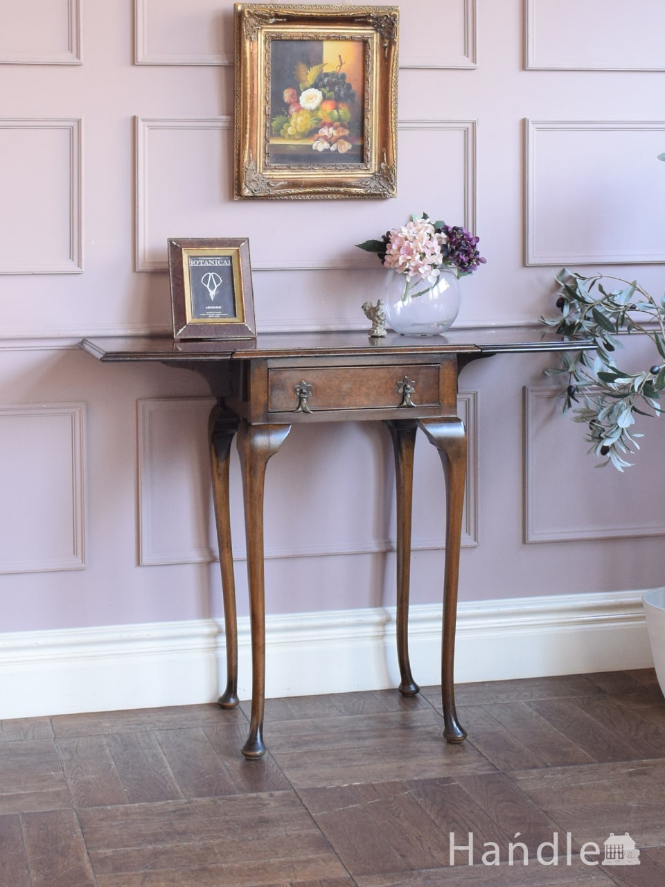 サイドテーブルにもなる北欧スタイルの小さなヴィンテージベッドサイド