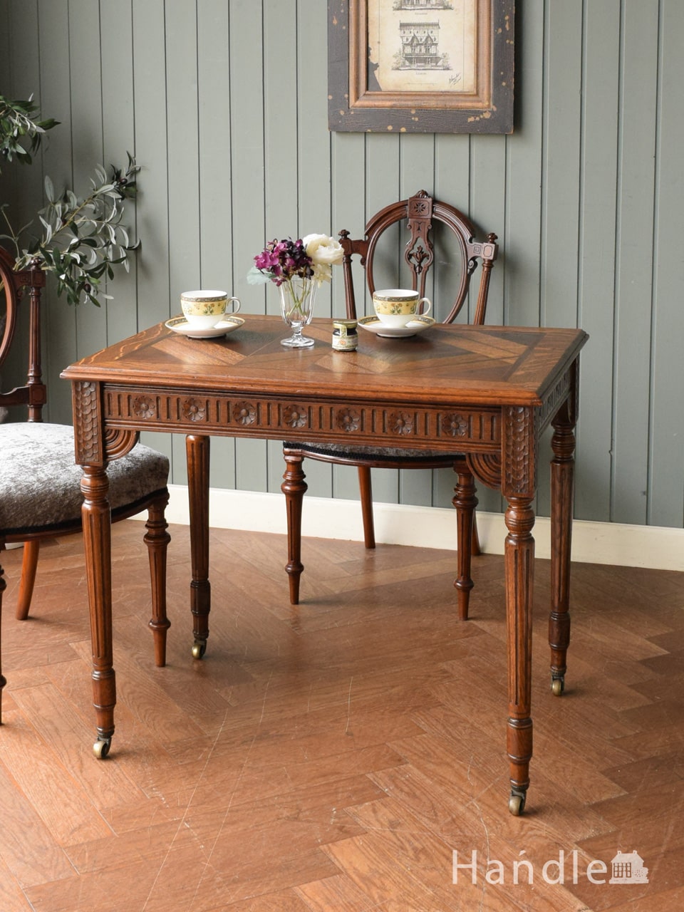 玄関で使える英国のアンティークのサイドテーブル、脚の装飾が美しい