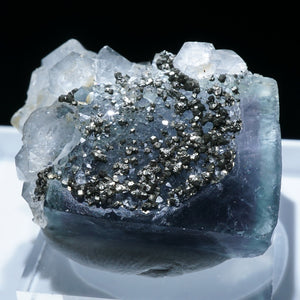 New Found》ナイジェリア Akwana産 フローライト・水晶 – 天然石