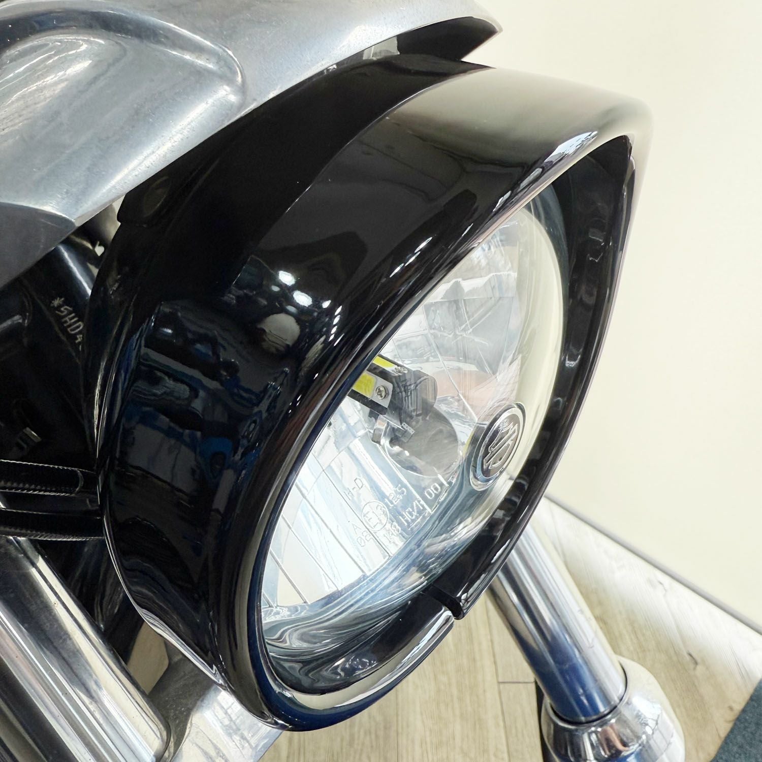 バイザースタイル 5.75インチ・ヘッドライト・トリムリング |ハーレー