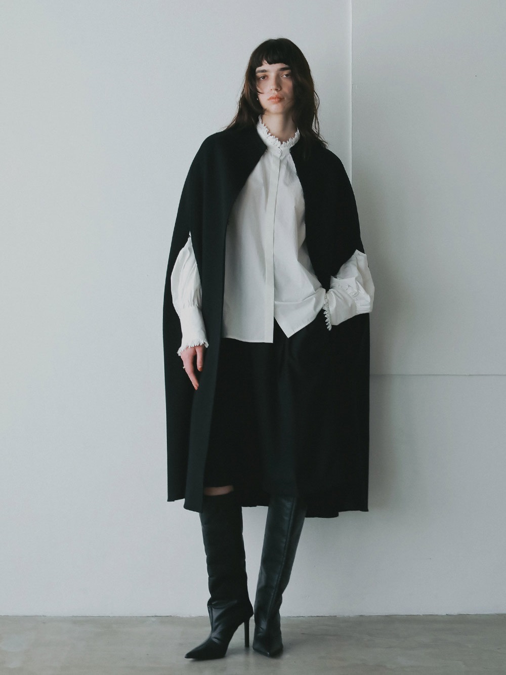 カシミヤブレンドロングケープ | Coat | HER. Online Store