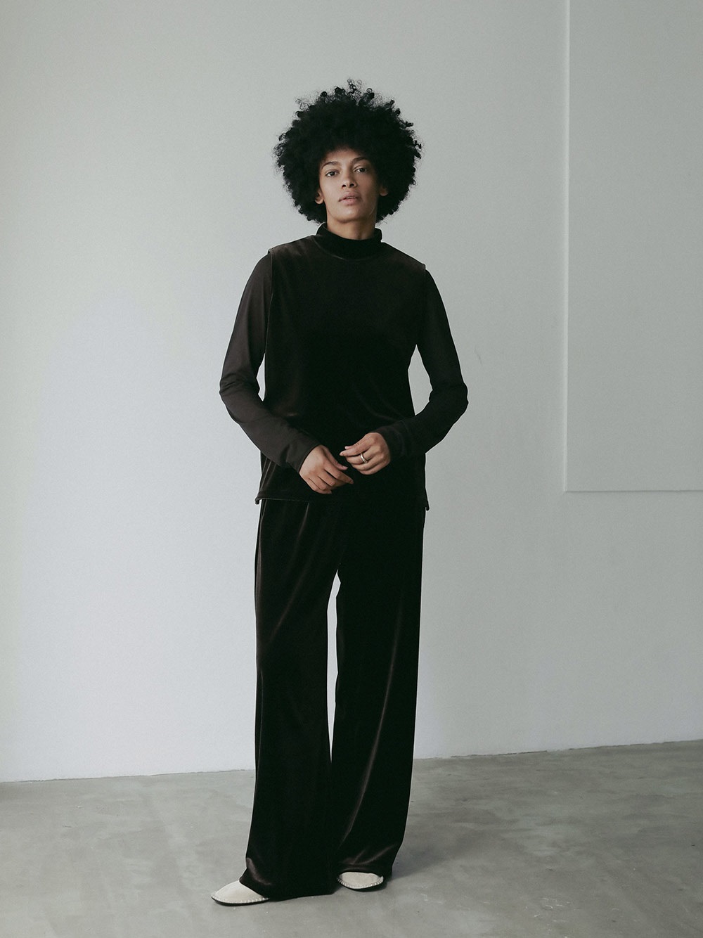 ベロアリラックスパンツ | Pants | HER. Online Store