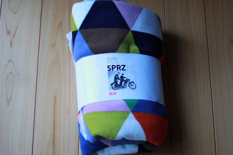 ひざ掛けポンチョ「ユニクロイームズフリースブランケット」が暖かくて