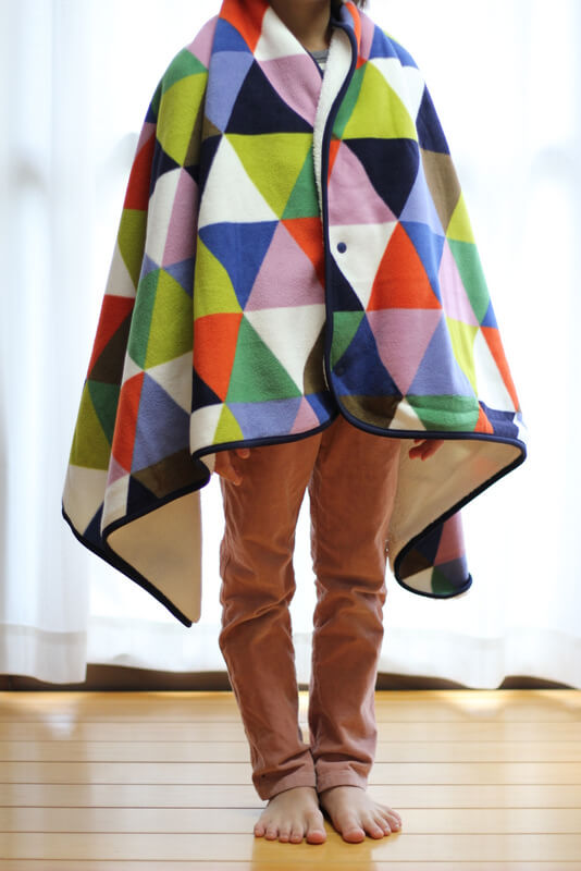 ひざ掛けポンチョ「ユニクロイームズフリースブランケット」が暖かくて