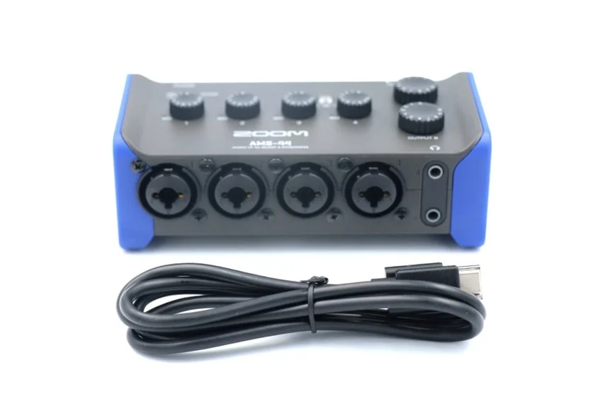 ZOOM AMS-44をレビュー。ハンディサイズで入力端子が豊富なオーディオ