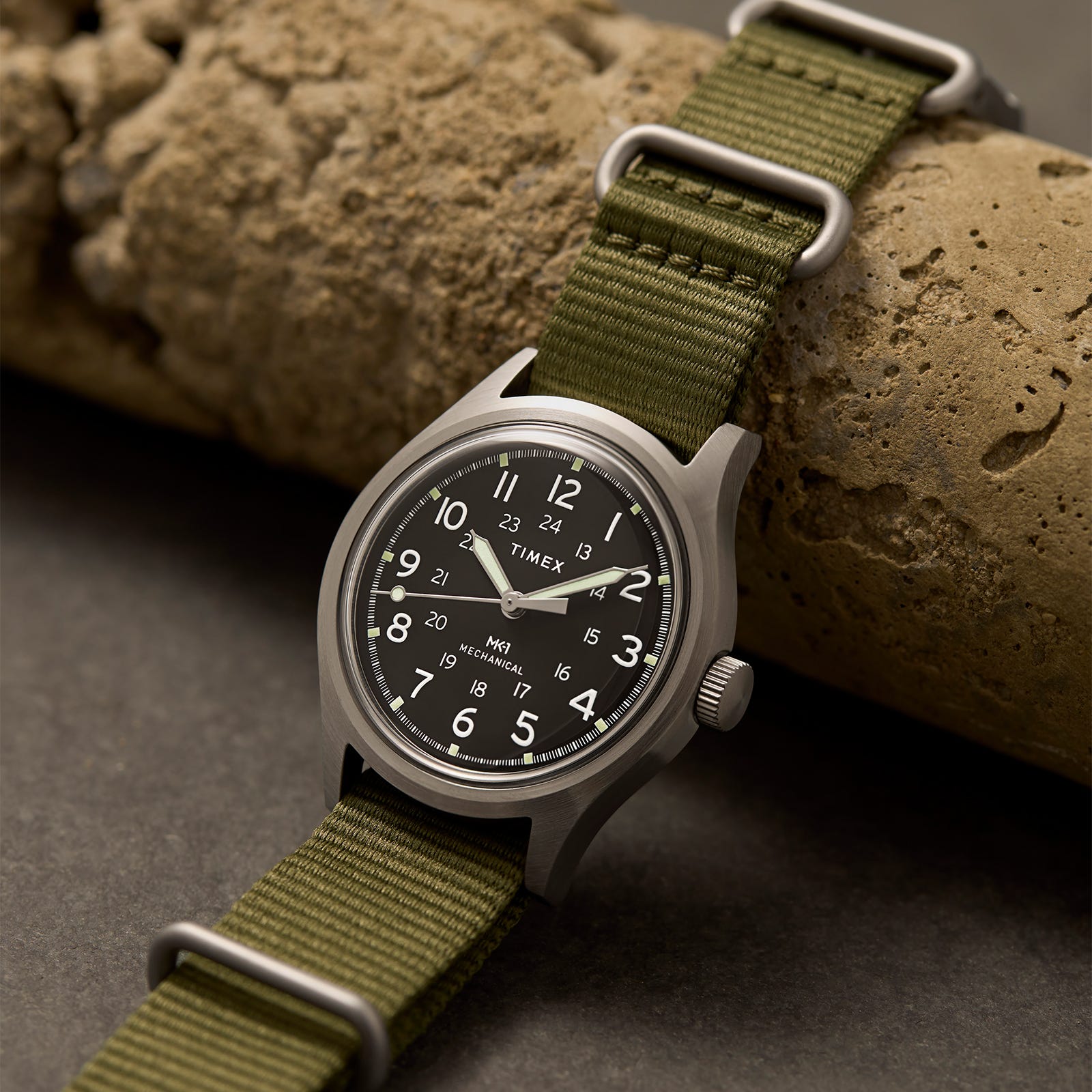 タイメックスから往年のミリタリーウォッチ「キャンパー」を継承した