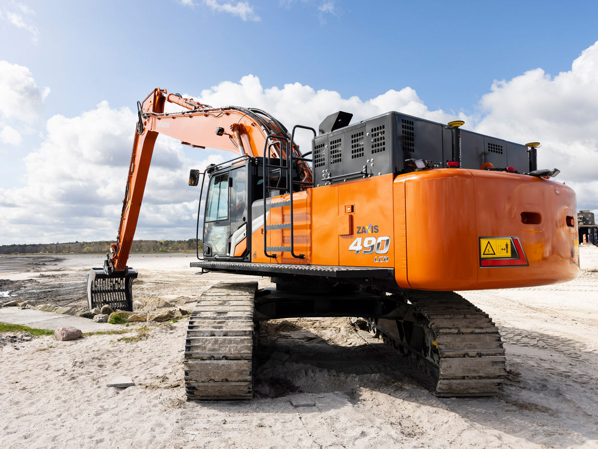 ZX490-7 SLF Super long front excavators - HitachiCM Europe