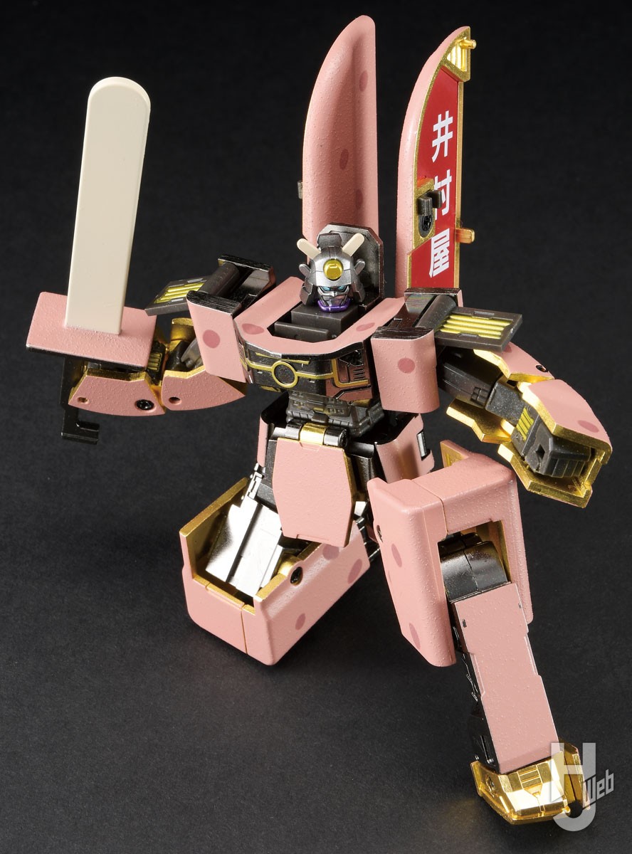 奇跡のコラボ「超合金 あずきバーロボ」！ 武者らしいポーズが決まる