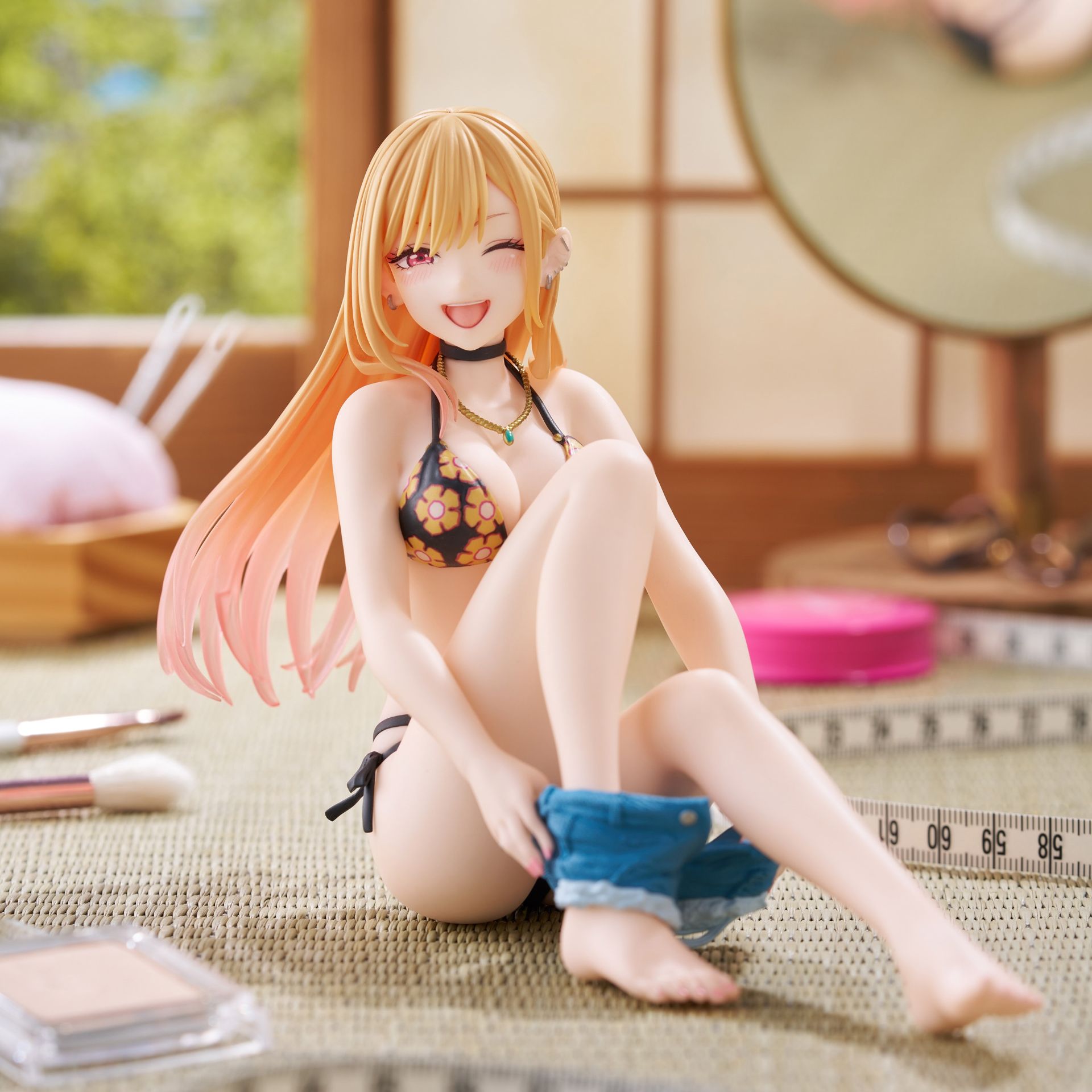 その着せ替え人形は恋をする」より採寸用に水着に着替える喜多川海夢が