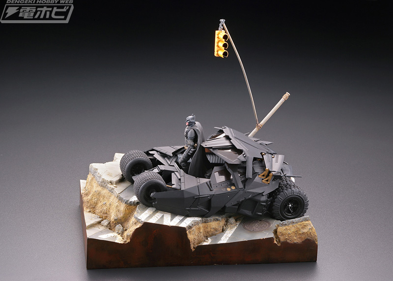 バットモービル「タンブラー」がゴッサム・シティをイメージした豪華