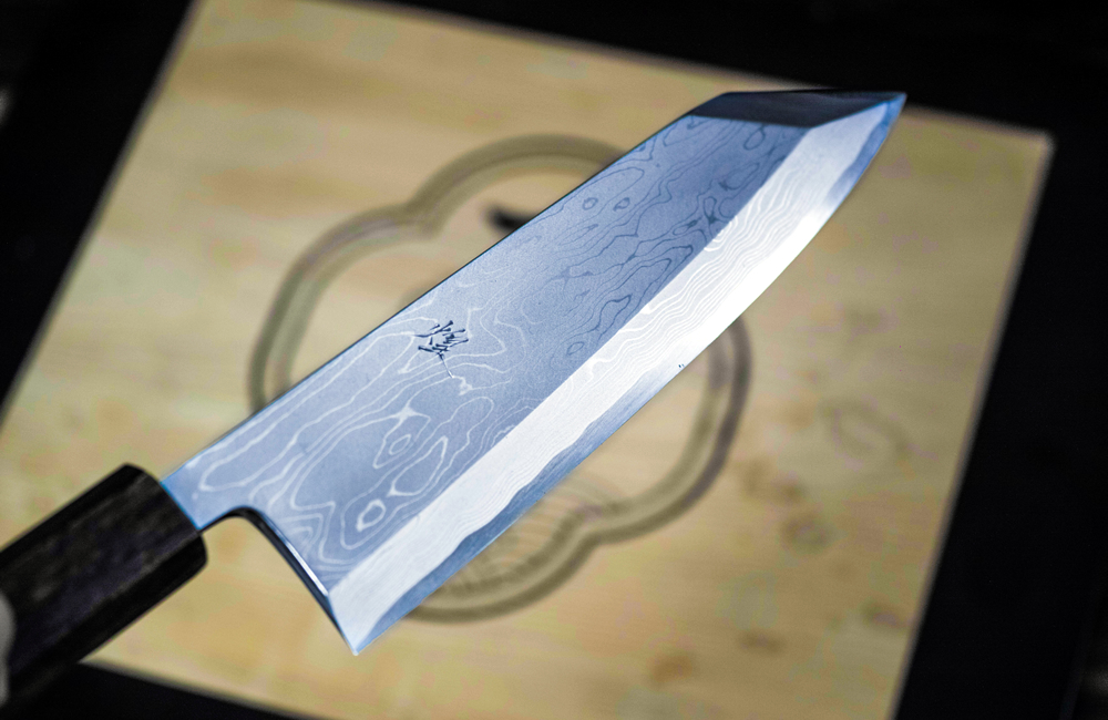 新製品 煌 青一鋼炎紋墨流し 切付出刃包丁 黒樫八角柄 – 堺一文字光秀