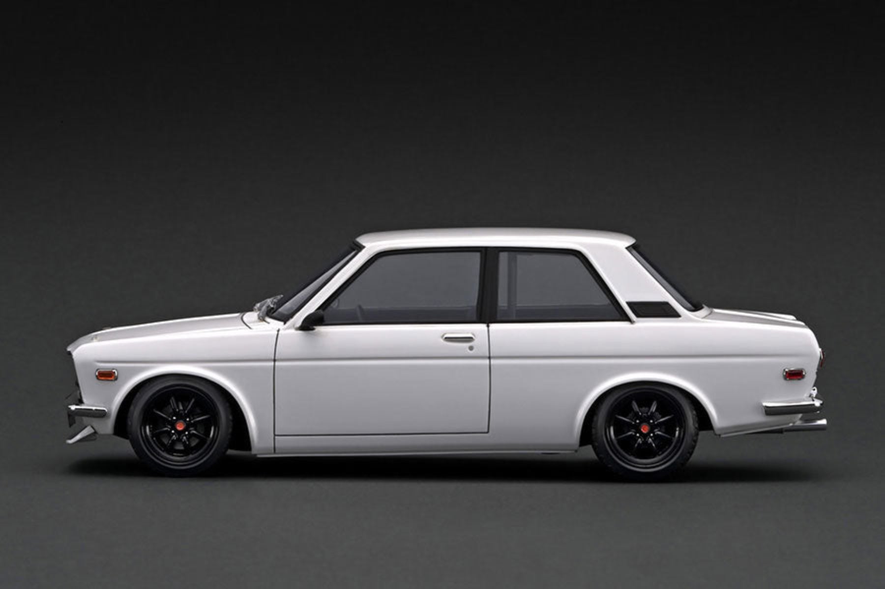 Preorder] Ignition Model 1:18 Datsun Bluebird (510) White With Mr