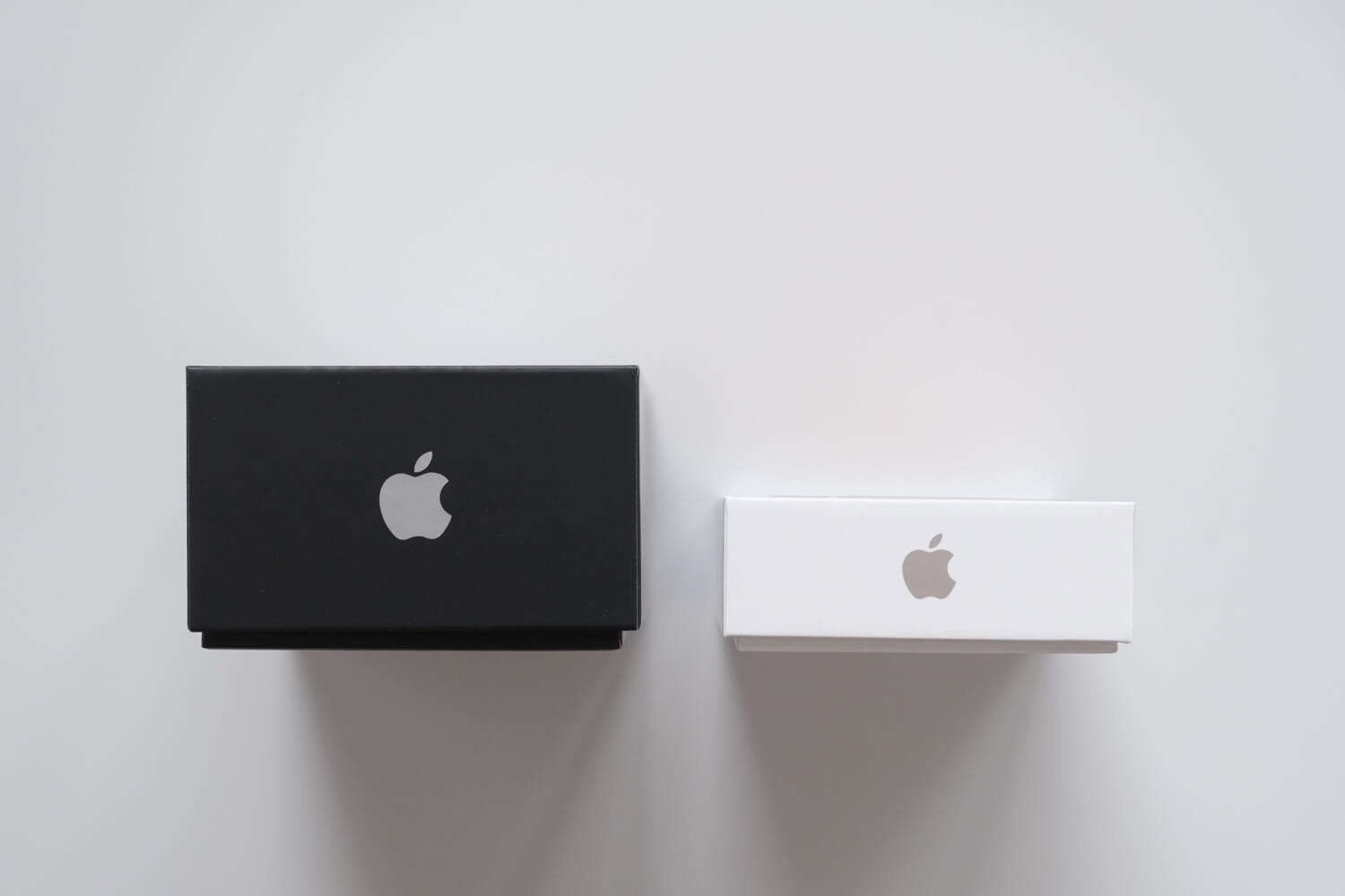 開封レビュー】iPhone 12 miniのホワイトは優しい色合いが魅力！小さく