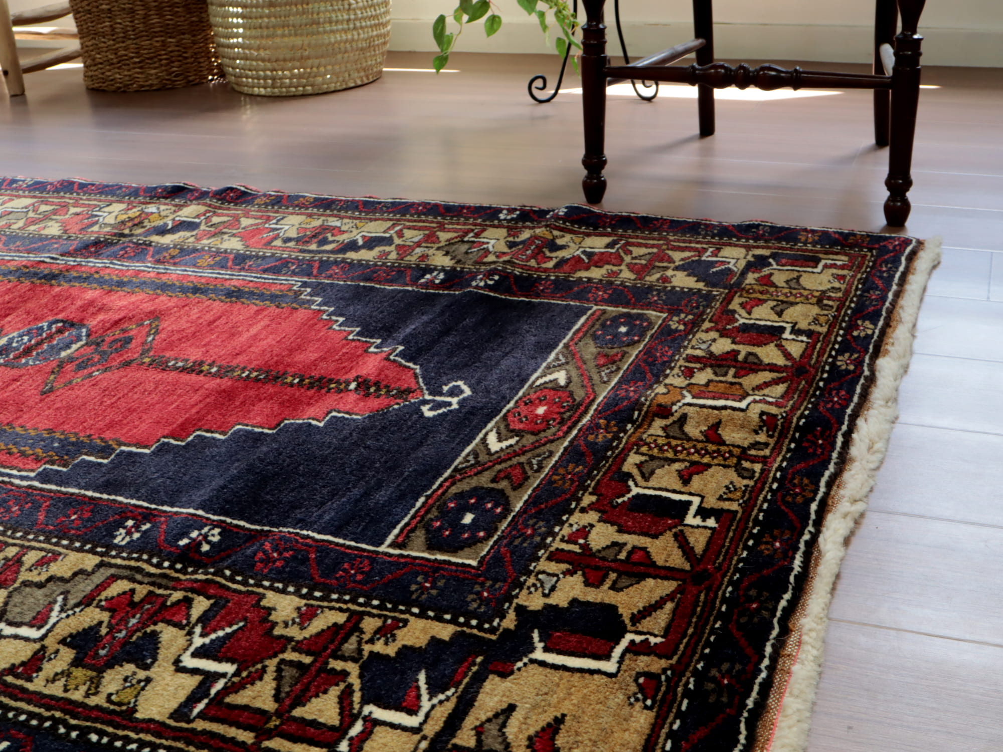 トルコ絨毯 手織りラグ ヤヒヤル189×112cm シャンデリアのある赤い