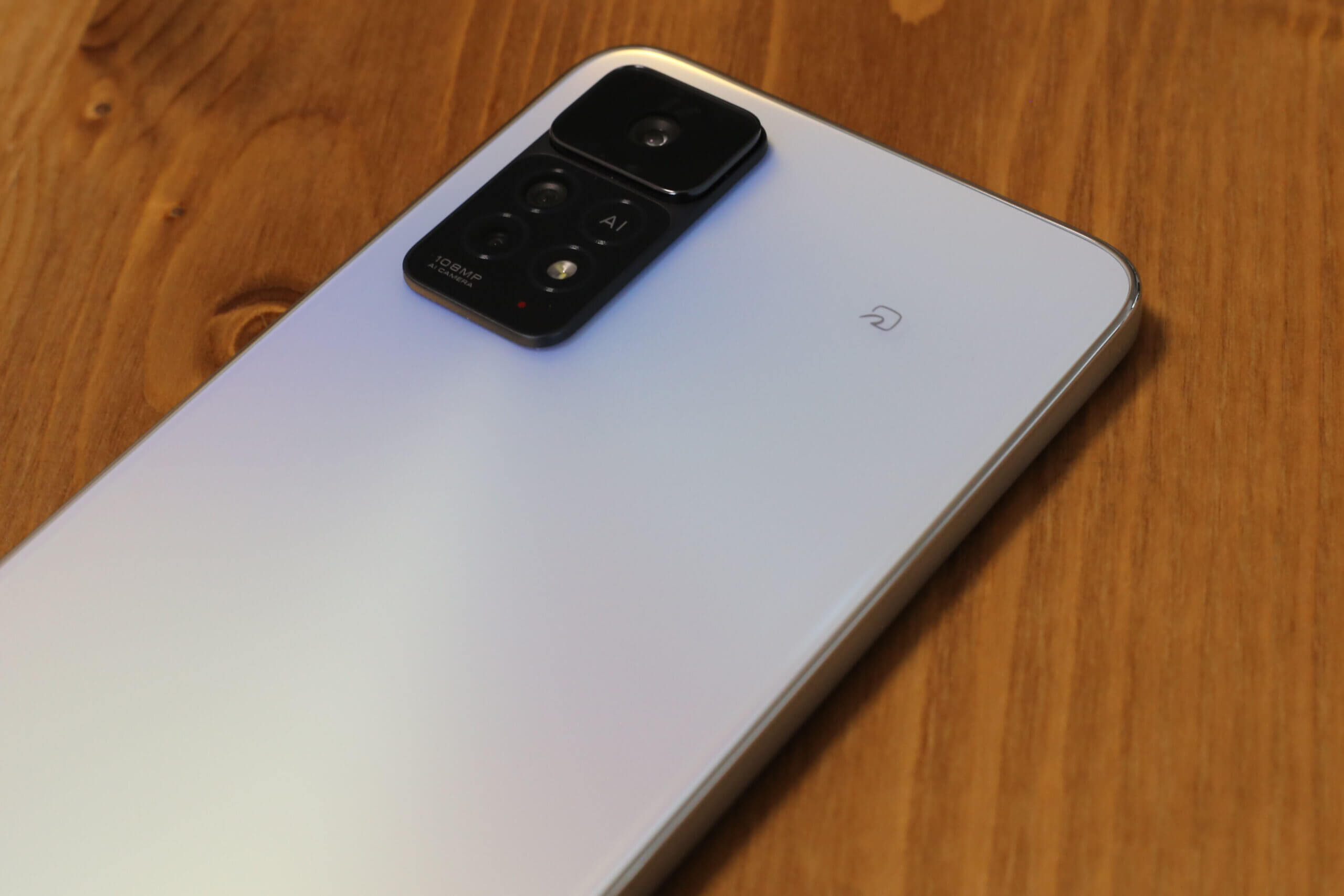 Xiaomi Redmi Note 11 Pro 5Gのポーラーホワイトとアトランティック