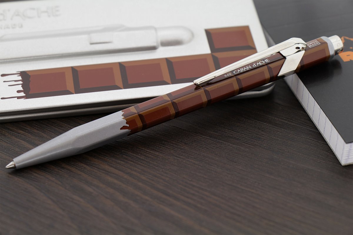 カランダッシュ（CARAN d'ACHE） ボールペン849 POPLINE Totally Swiss